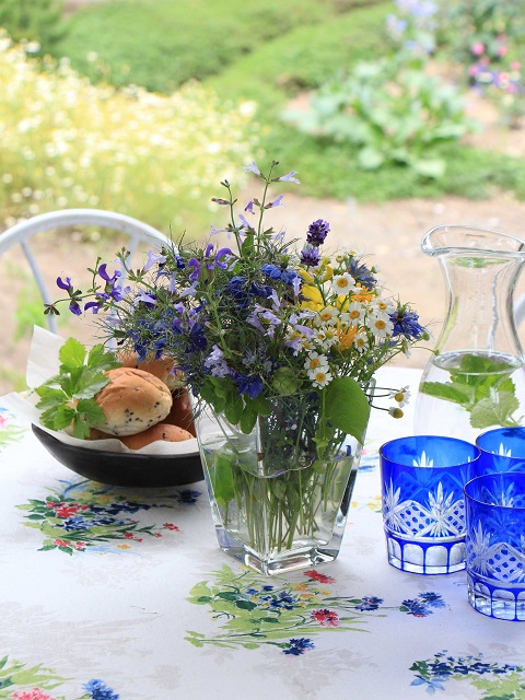 ランチのテーブルに庭の花を