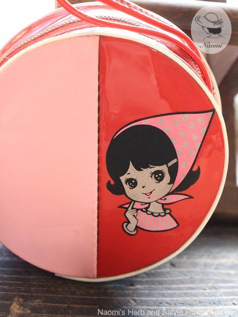 昭和レトロな女の子のビニールバッグとお財布 | 昭和時代の現代っ子