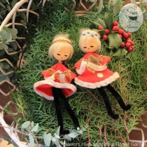 懐かしいクリスマスオーナメント③ - クリスマスキャロルを歌うお人形