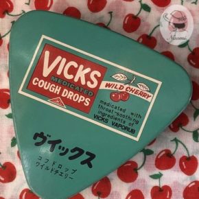 ヴイックス コフドロップの昭和レトロな缶① ～ ワイルドチェリー